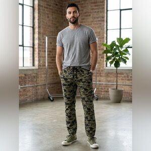 H&M Men's Green Camo Drawstring Joggers P16